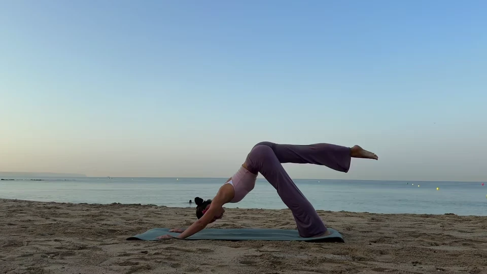 Práctica de yoga o instante de un retiro, tomado con luz natural